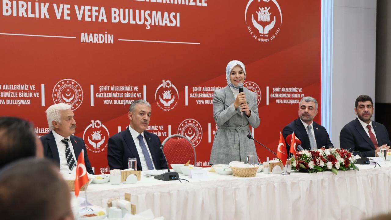mahinur-ozdemir-goktas-2485782.jpg