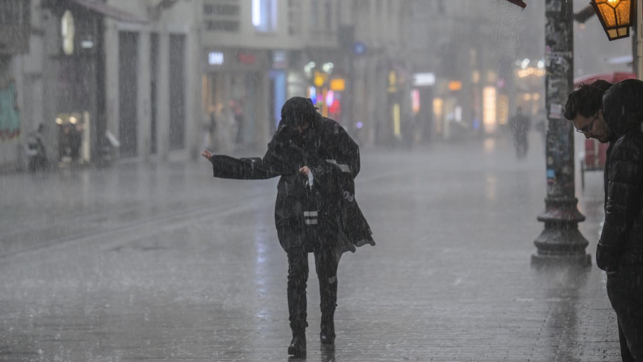 istanbul-saganak-yagis-aa-2402309.jpg