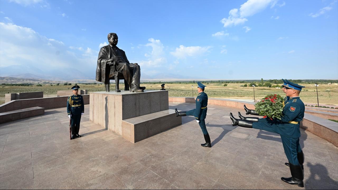 aytmatov-anit-aa-2487876.jpg