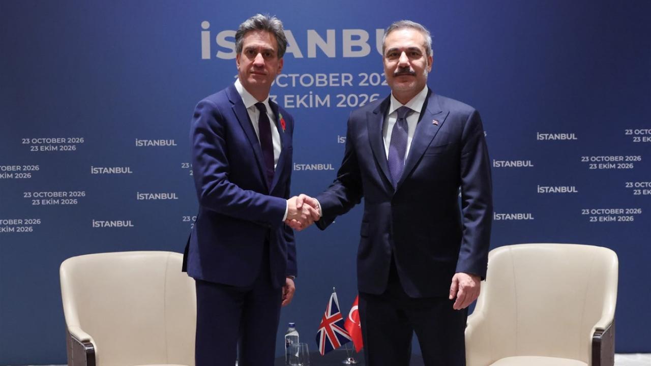 hakan-fidan-ed-miliband-aa-2497966.jpg