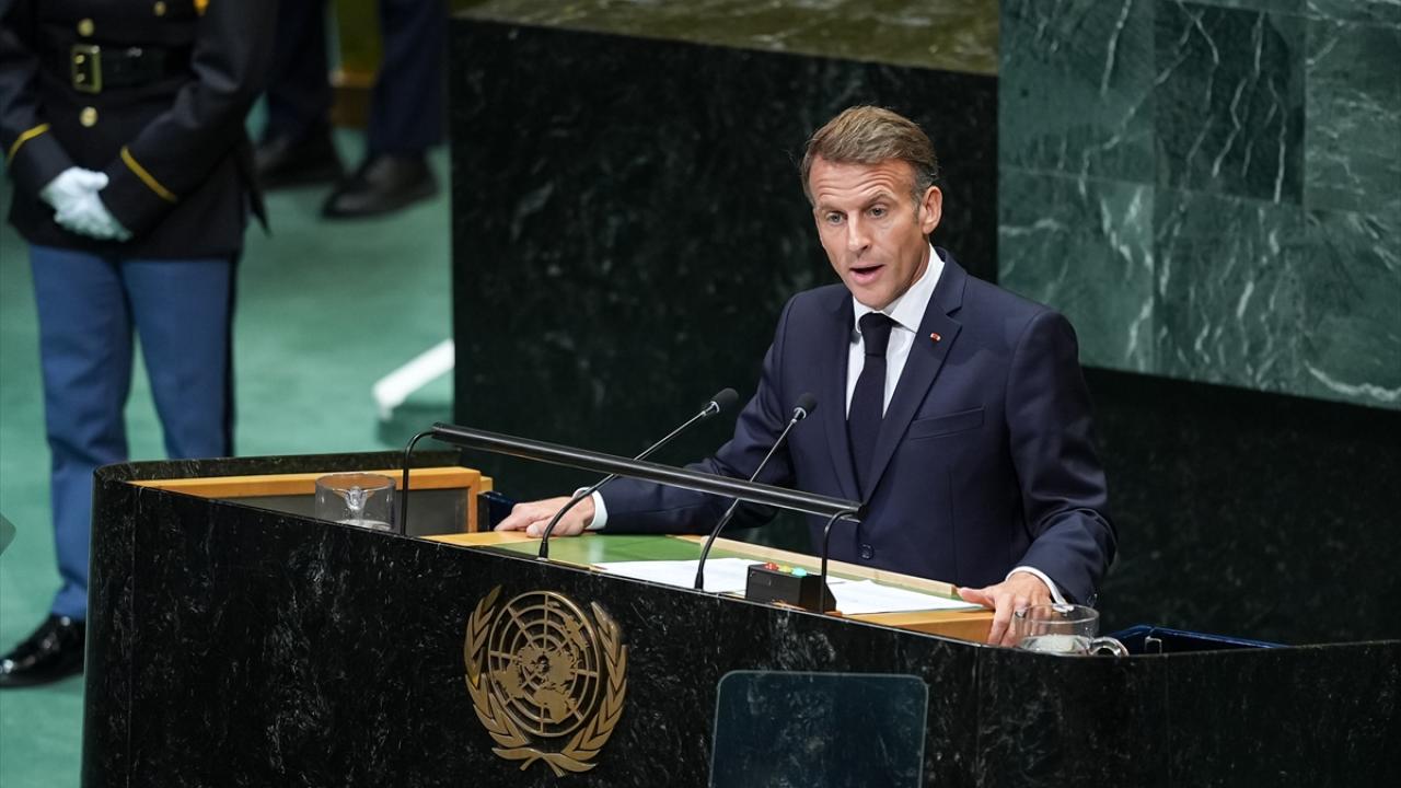 macron-bm-aa-2490307.jpg