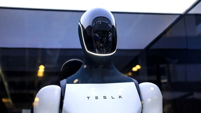 Tesla, her hafta yüzlerce insansı robot üretiyor