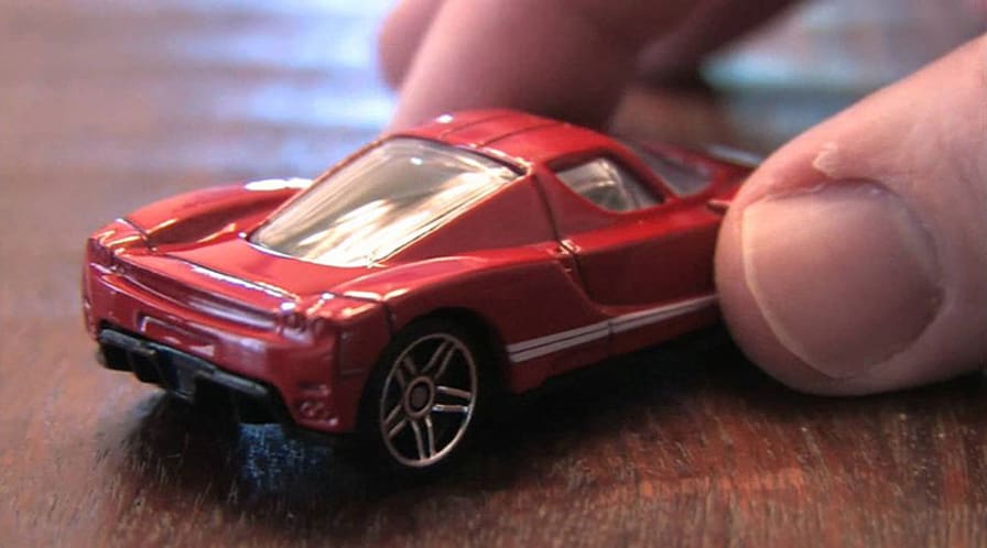kırmızı oyuncak araba